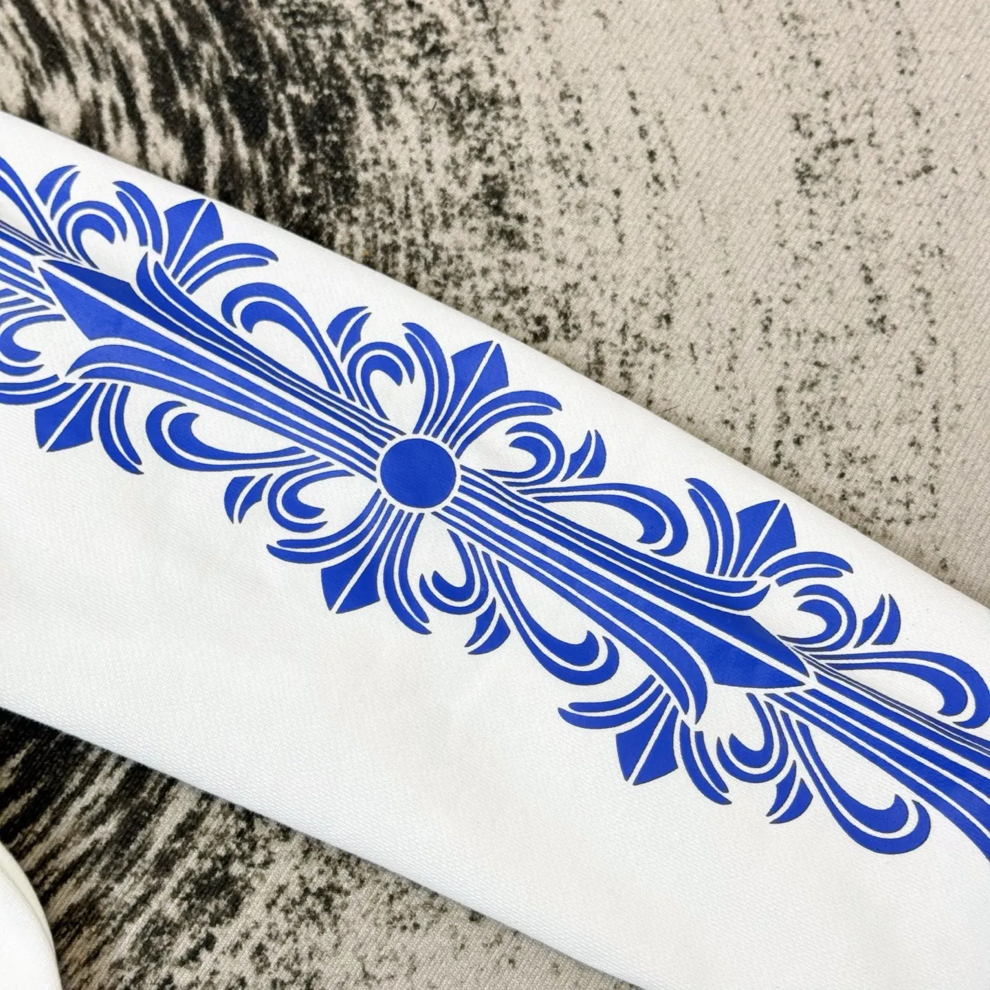 P290 ChromeHearts Rolling Stone Blue Tongue Hooded Jacket, the same style as ChromeHearts counters. Made of 430g double-ply double-yarn pure cotton terry fabric. Original custom hardware zipper. Details are restored in place. Very textured on the handle. Three-dimensional and atmospheric. Versatile and easy to wear in autumn. Simple and elegant. Adopts os version. The upper body effect is great. Suitable for all body types. Soft and comfortable. CH letter offset printing on the front and blue tongue text offset printing on the back. Small punctuation on the hem. Machine washable. No fading, no deformation, complete accessories, original mold opening, perfect restoration of zp 2:1, same style for men and women, versatile and easy to match, size s m l xl color white